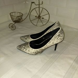 Calistoga Black and white Snakeskin design. Size 8.5